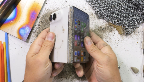 Ютубер проверил iPhone Duo на прочность. Внутренний экран сломался, а шарнир забился песком