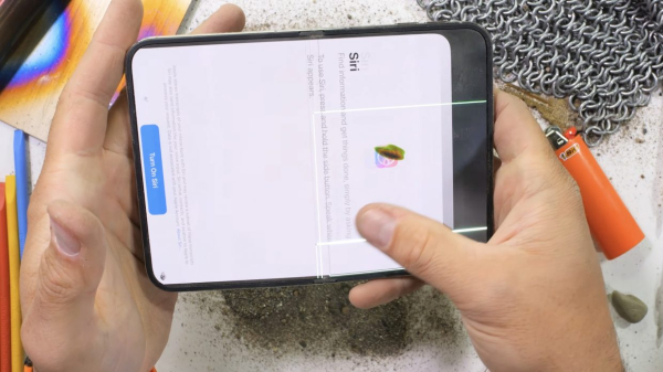 Ютубер проверил iPhone Duo на прочность. Внутренний экран сломался, а шарнир забился песком